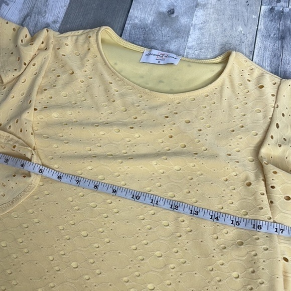 PALE yellow eyelet short sleeve blouse. Flutter sleeves. Lightly lined. Small - Picture 7 of 10